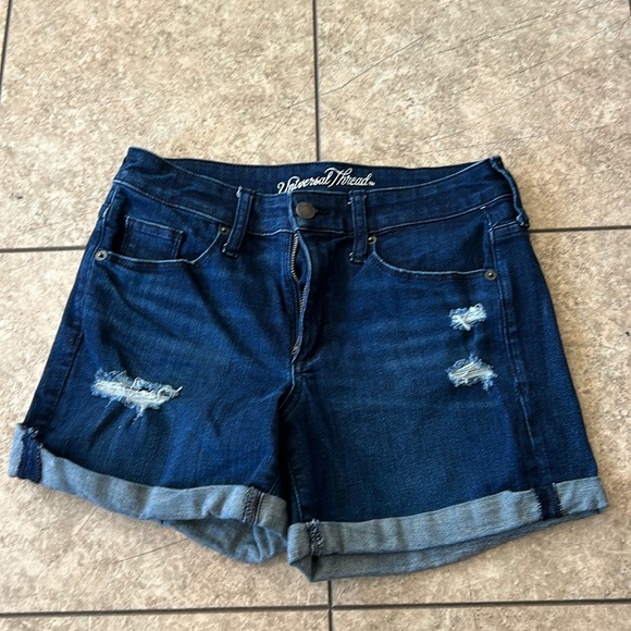 Universal Thread - Picture 1 of 2